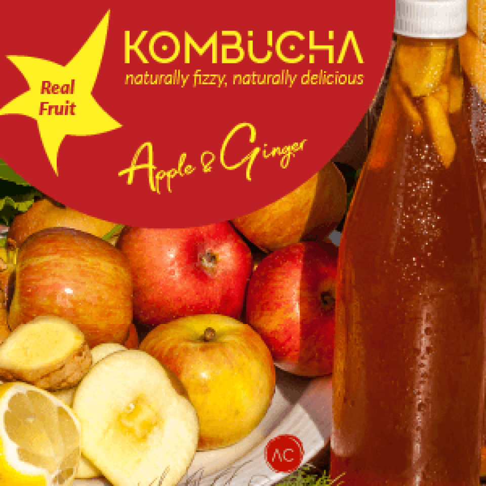 Kombucha brew with fresh Apple slices